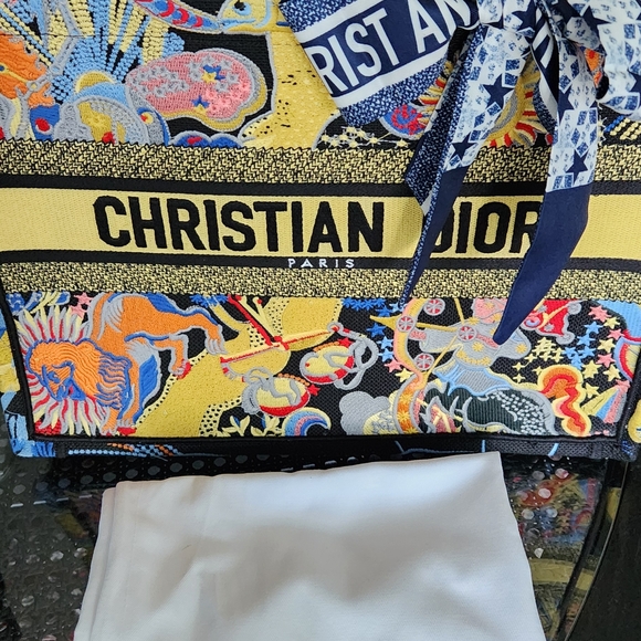 Vibrant Patterned Tote Bag (GWP) - Picture 5 of 7